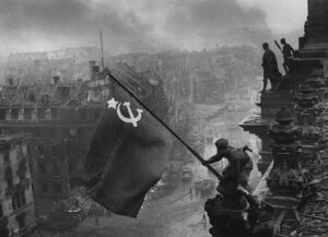 Fahne der Sowjetunion über dem Reichstag, 2. Mai 1945